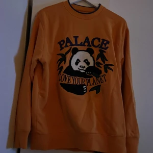 Palace Panda Love Your Planet Crewneck - Palace Panda. I väldigt bra skick, fler bilder vid efterfrågan.  Release Date - 05/18/2018