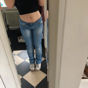 Vintage low waist jeans - Vintage low waist jeans med bootcut. Superfina men passar tyvärr inte mig i längden som är 158 (syns på sista bilden) tror de passar  på någon som är 167-173. Storlek w29-Midjemått:38cm Innerbenslängd:80cm💗❗️tryck inte på köp nu och köpare står för frakt❗️