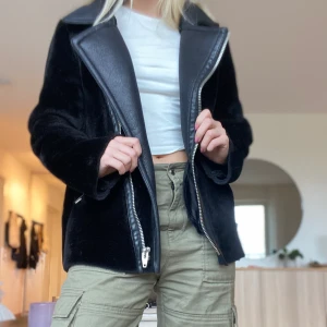 NA-KD jacka strl 34 - Knappt använd jacka i bra skick. Yttre skal på jackan i polyuretan. Innerskal i polyester. 