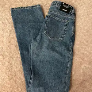 Oanvänd jeans från weekday, storlek 27/34! Hör av er om ni har några frågor🌟💘