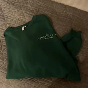 Grön sweetshirt  - Grön sweetshirt från Nelly med tryck. I nyskick, storlek S🤍