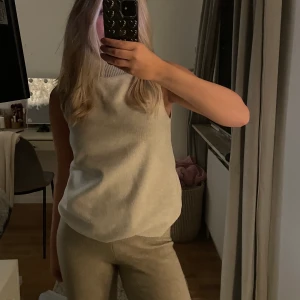 Topp med polo - Säljer denna så fina toppen med polo krage. Från zara köpt storlek S❤️‍🔥❤️‍🔥