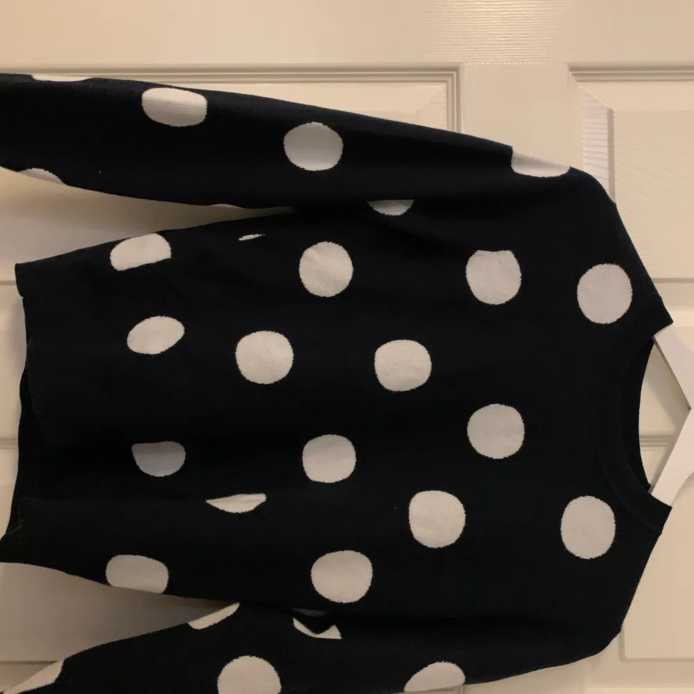 Gant tröja långärmad mjuk Köparen står för frakt 📦  Mörkblå och vita prickar  Xs/32 . Tröjor & Koftor.