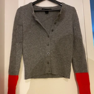 Marc Jacobs cardigan - Använd Max 2 gånger så i princip i nyskick. Har för mycket kläder i nuläget och ska flytta så behöver bli av med en del och säljer därför denna super fina koftan. Kan mötas upp eller posta.