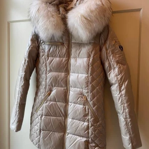 Rock and Blue jacka - Snygg rock and Blue jacka i storlek 36 (liten i storleken så mer som en 34:a) Stor äkta pälskrage. Knappt använd! Toppskick! Kvitto finns.  Pris: 1500 kr