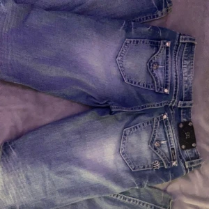 miss me jeans - säljer mina low waist bootcut miss me jeans som ja köpte i New york på The vintage twin för 1600kr. dom är lite för stora på mig men jag kan fortfarande ha dem. puss❤️