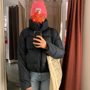 Croppad pufferjacka🥰 - Säljer då jag insett att jag har för mycket liknande jackor💕 Jag är 175cm lång och för mig sluta den vid midjan(se bild)💕köpte för 599kr