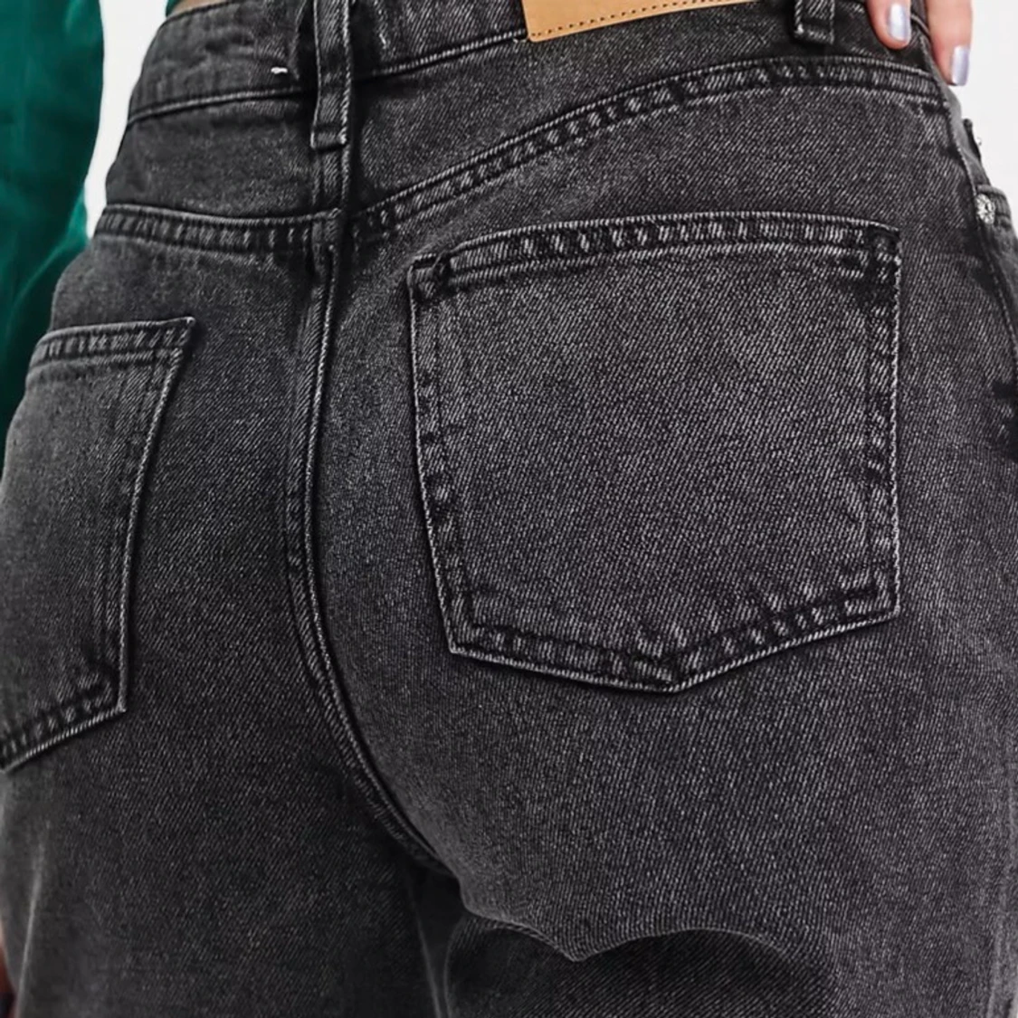 NA-KD – Grå raka jeans med slitna detaljer - 91