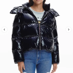 Tommy hilfiger jacka - Säljer denna sjukt snygga Tommy hilfiger jacka i storlek L men passar likaväl M❤️perfekt och ha nu till vinter den är varm och som ny! Nypris 5000kr 💕 