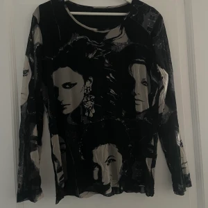 Långärmad tröja - Säljer denna topp köpt på Röda Korset förra året ☺️Tyget på ärmarna är see-through men inte på kroppen 😊 Storlek står ej, men skulle gissa L-XL :} Superbra kvalitet, säljer för jag har för många liknande toppar :} Kan mötas eller frakta mot kostnad!