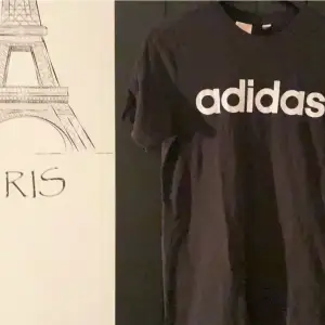 Fin Adidas t-shirt, fin svart färg, inte missfärgad.  Vet inte exakt storlek då den köptes för ett tag sedan. Men tippar på S/M.  Säljer billigt då jag inte vet exakt storlek.