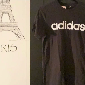Adidas T-Shirt - Fin Adidas t-shirt, fin svart färg, inte missfärgad.  Vet inte exakt storlek då den köptes för ett tag sedan. Men tippar på S/M.  Säljer billigt då jag inte vet exakt storlek.