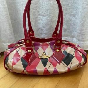 Vivienne westwood väska - Säljer min käraste Vivienne väska😭💖❤️ från Vestiaire Collective som gjort äkthetskontroll, använd men fortfarande i toppenskick, superrymlig också, måtten är: 30cm x 15cm