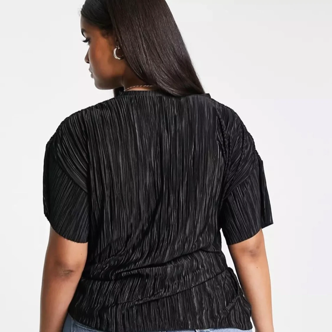 Oanvänd svart plisserad topp med spänne  - 90