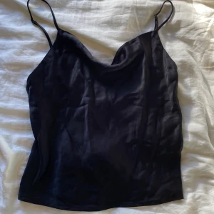 Topp  - Linne i satin från zara🤗 i bra skick men behöver strykas 