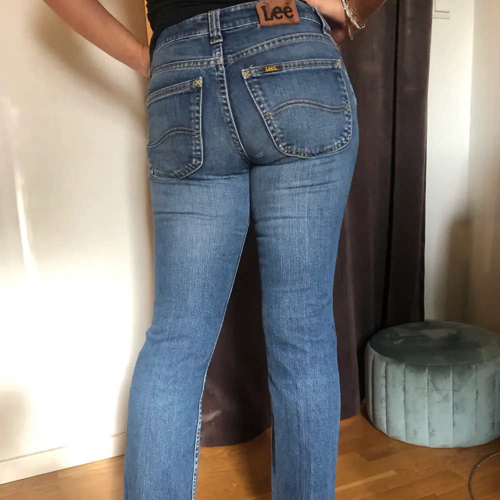 Jeans i utmärkt skick, de är från lee desoto. Köpt för 5 år sedan har liten slitning på högra sidan av baken men annars i toppen skick!. Jeans & Byxor.