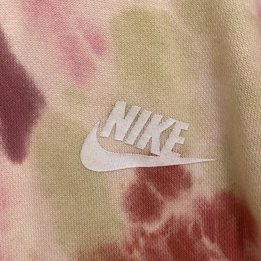 Säljer denna supercoola huvtröja från Nike i storlek S i och med att den aldrig kommit till använding. Passar perfekt till hösten och köptes för 749 kr. Säljes för 300 kr. Hoodies.