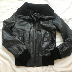 Svart läderjacka  - Svart fodrad läderjacka💕superfin och perfekt nu till hösten! från rockandblue