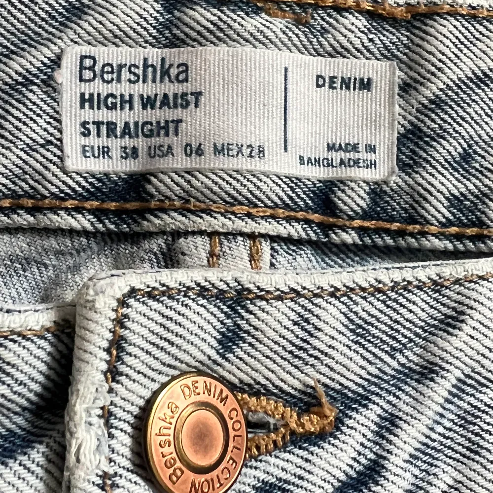 Säljer dessa snygga bershka jeansen (aldrig använda)pga att jag beställde fel storlek . Jeans & Byxor.