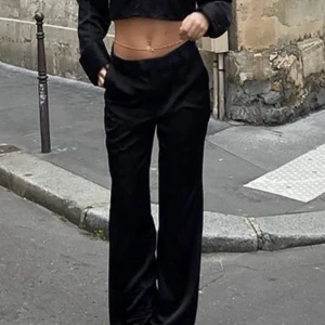 Kostymbyxor  - Helt nya jättesnygga kostymbyxor, köpte två olika storlekar därav säljer jag det ena paret. Materialet är silkeaktigt (Första bilden är lånad)