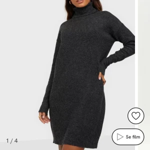 Stickad klänning  - Från Vero Moda. Sparsamt använd och i bra skick! Modellen på bilden är 167 cm lång och bär storlek S. Frakt tillkommer på 57 kr postnord spårbart.  