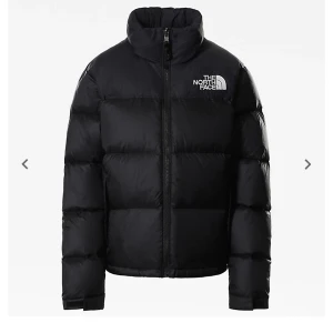 North face! - Säljer min fina northface Jacka! Säljer denna då den inte används längre, skriv gärna privat för mer bilder och kom med bud!❤️Den är i storlek M men skulle säga att den är liten i storleken för att den passar mig perfekt som har S❤️❤️❤️❤️möts helst upp!