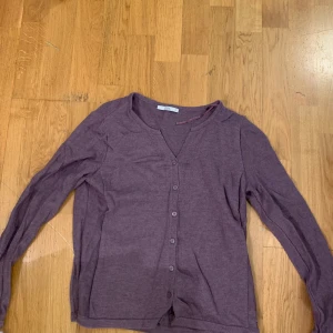 Mörklila kofta - Knappt använd mycket bra skick