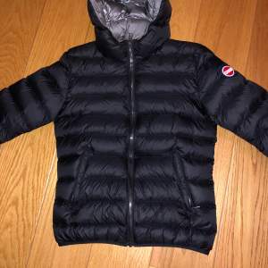 Säljer denna svarta Colmar jacka köpt i vintras. Den är sparsamt använd och i mycket gott skick. Jackan är i storlek junior 14 vilket motsvarar storlek 36 (s) Pris kan diskuteras!