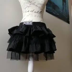 Cool och väldigt bekväm kjol från Poizen Industries. Står ingen strl men uppskattar den till strl M-L. Stretchig och bekväm. Köpt begagnad men i helt perfekt skick. 