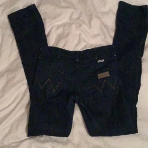 Låg midjade Wrangler jeans strl midja 27 längd 34 - Model Wyona. Ett par vintage jeans. I nyskick. Ny pris 1000kr säljer 200kr+frakt