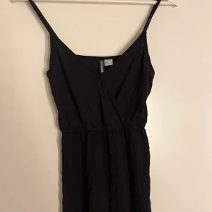 Playsuit - Svart playsuit, för liten för mig och används då inte