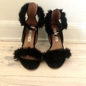 & Other Stories Högklackade skor  - Säljer ett par högklackade stilettskor från & Other Stories. Snyggt med fjädrarna/dunen, snyggt till alla klänningar, är verkligen ett par wow-skor. Använda endast en gång. Storlek 36. 