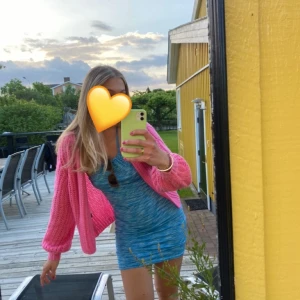 Klänning - Råkat beställa dubbletter, därav säljer jag ena💙 Stretchigt material så passar främst alla mellan XS-M. Sista bilden är lånad 