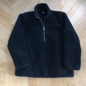 Arket Teddy pile sweatshirt  - Nästan oanvänd svart pile sweatshirt från ARKET