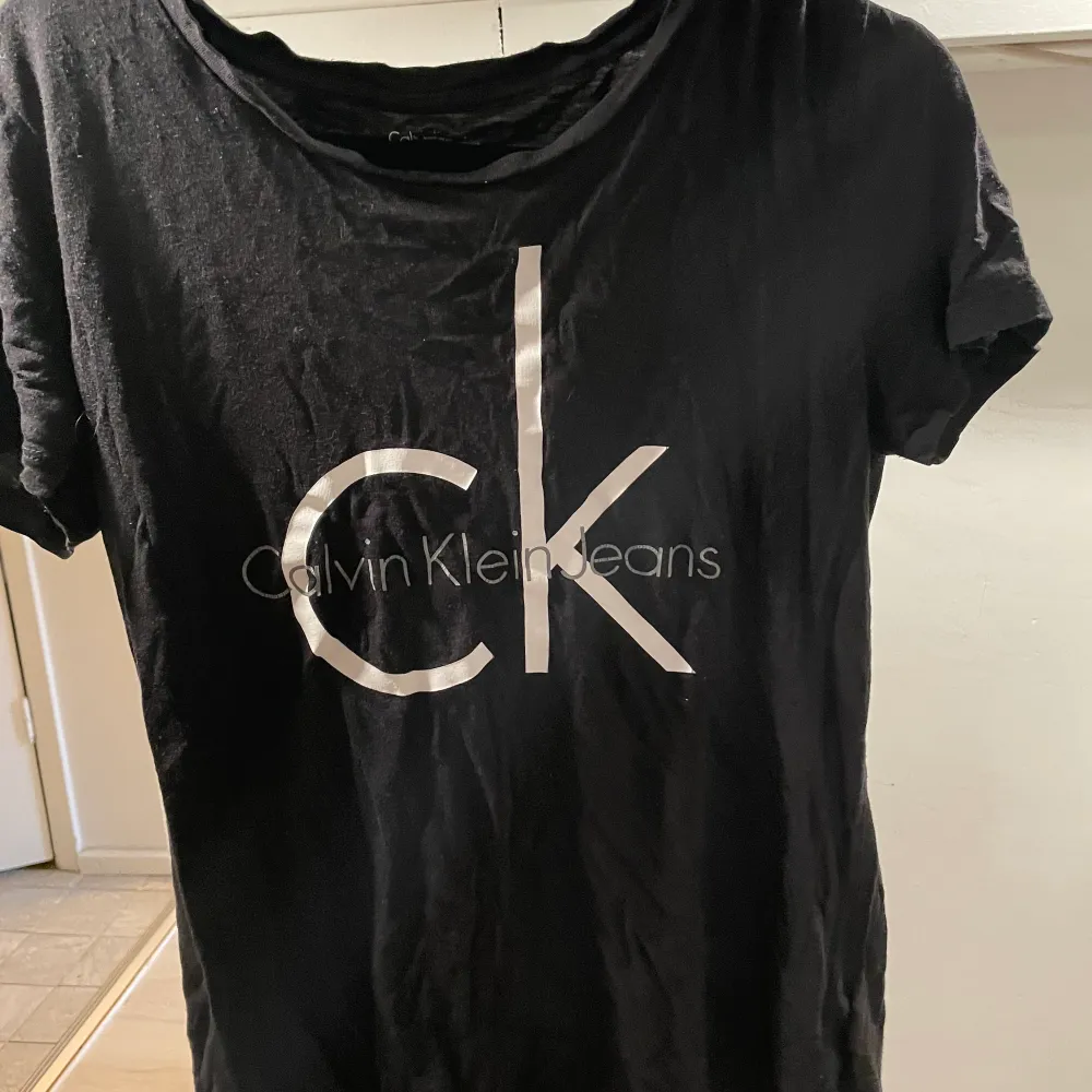 Tröja från Calvin Klein (äkta), köpt i usa, lite skrynklig på vinylen, annars i bra skick!. T-shirts.