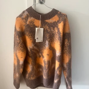 Stickad tröja - Stickad tröja från COS. Aldrig använd! Prislapp kvar. Fin hösttröja!