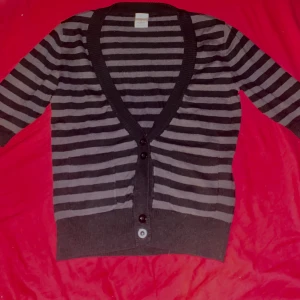 grå övertröja med knappar - grå och mörkgråa stripes med knappar. 1/3 sleeve, storlek S/36 men funkar också på M/38