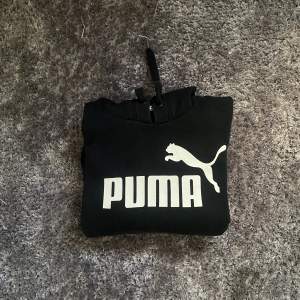 Puma hoodie i storlek M i bra skick. Om du har några frågor är de bara att ställa de i dm🙂