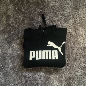 Puma Hoodie - Puma hoodie i storlek M i bra skick. Om du har några frågor är de bara att ställa de i dm🙂