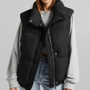 Väst - Jätte snygg väst från zalando som ja endast använd 1 höst då det inte riktigt är min stil. Västen är i jätte bra skick! Skriv vid funderingar och frågor💗