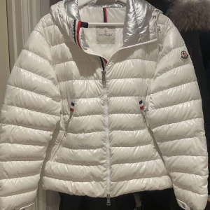 MONCLER JACKA - Säljer denna fina moncler jacka! ÄKTA! Väldigt fint skick! 