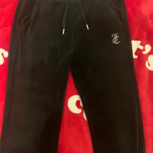 Juicy - 𝓘𝓷𝓯𝓸𝓻𝓶𝓪𝓽𝓲𝓸𝓷  —————————————— Sho Sho🙋🏽‍♀️ Om just du är sugen på ett par juicy byxor här i närheten av  📍T-Centralen, Stockholm📍 ———————————————— 🛑Ops🛑 1. Bara kontanter💸✅ 2. Skriv till mig, jag svara direkt✅ 3. DM mig om du har frågor elr vill köpa     