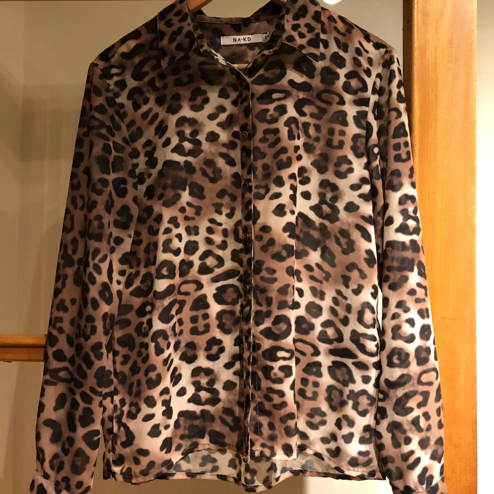 Leopardmönstrad skjorta från NA-KD, storlek 34. Använd 2 ggr, fint skick. Lite trådar vid en söm i ena ärmslutet.. Skjortor.