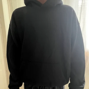 Hoodie box fit - Har flera box fit hoodies som man kan se bättre på andra bilden (inte våran hoodie men sitter så använder bilden ) 