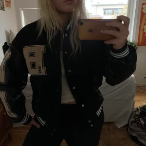 Collagejacka  - - Använd få gånger - Som ny  - Frakt är ej inkluderat 