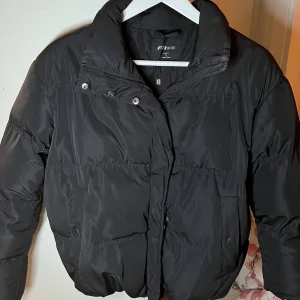 Pufferjacka - Säljer min super snygga pufferjacka från NEW YORKER! Super varm och skön, köpt för 349❤️