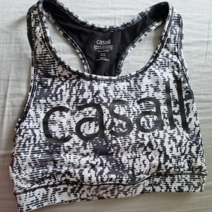 Casall Sport Bh Medium stöd - Säljer Casall Sport bh i svart vit, storlek XS. Köpt för 399kr. Använt max 3 gånger pga jag har för många sport bh. Medium stöd i byst, design i ryggen ger bra stöd och luft under träningen. Kan möta upp i Göteborg, annars betalar köparen frakt på 63kr💞💞