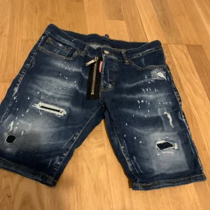 Dsquared2 - Dsq2 jeans i storlek 32 för endast 400