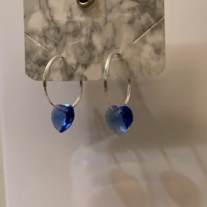 Äkta silver och Swarowski örhängen (Nya) - Detta är äkta Swarowski-kristall örhängen som är helt nya (Jag gör de själv). De är även i äkta sterling silver 925. Köparen står för frakt