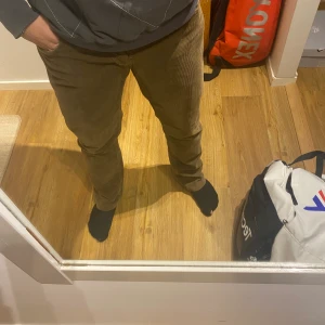 Snygga byxor  - Sitter rätt baggy  Skönt material  Köparen står för frakten 